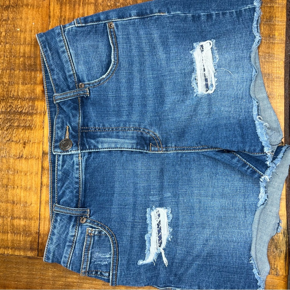 Maurice’s High Rise Size 6 Distressed Denim Shorts | pattern underneath